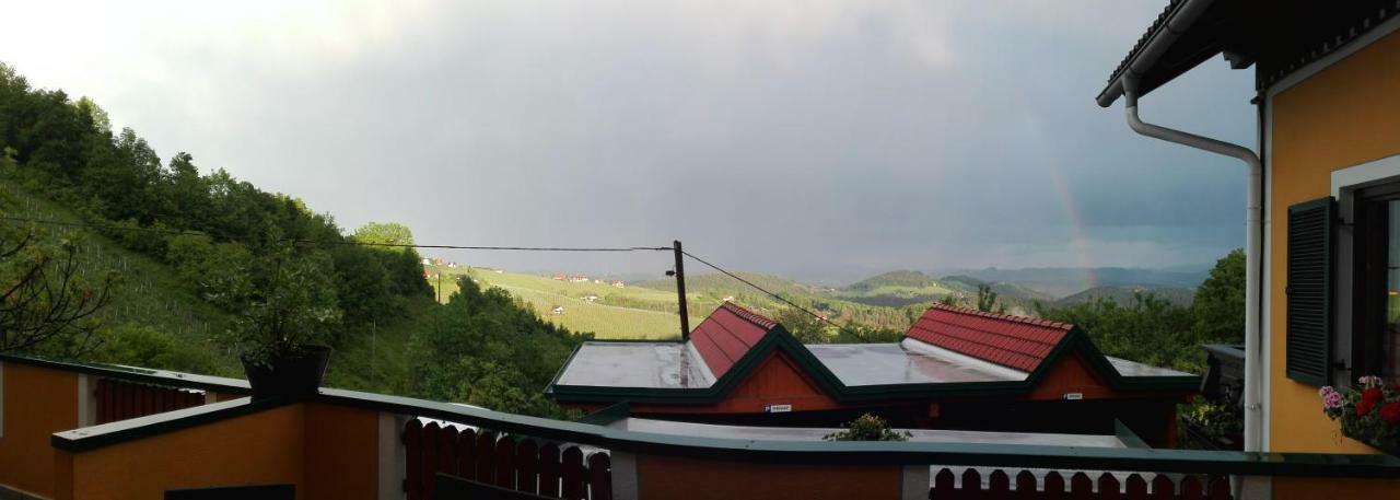 Weingut Stoff Bed & Breakfast Kitzeck im Sausal Exterior photo